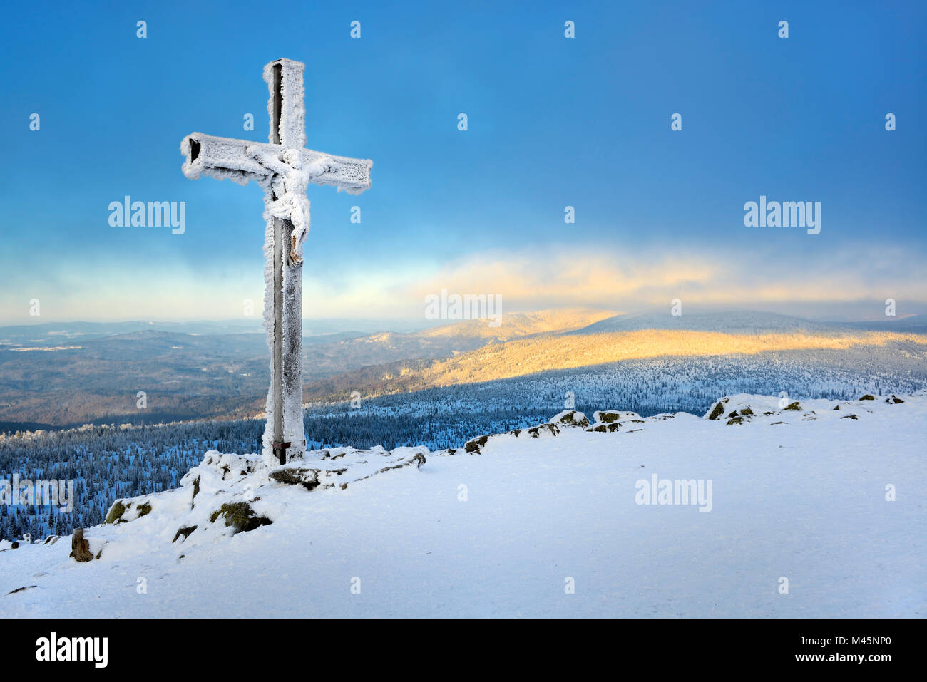 Morgen Atmosphäre auf dem lusen Berge im Winter, vereiste Gipfelkreuz, Nationalpark Bayerischer Wald, Bayern, Deutschland Stockfoto