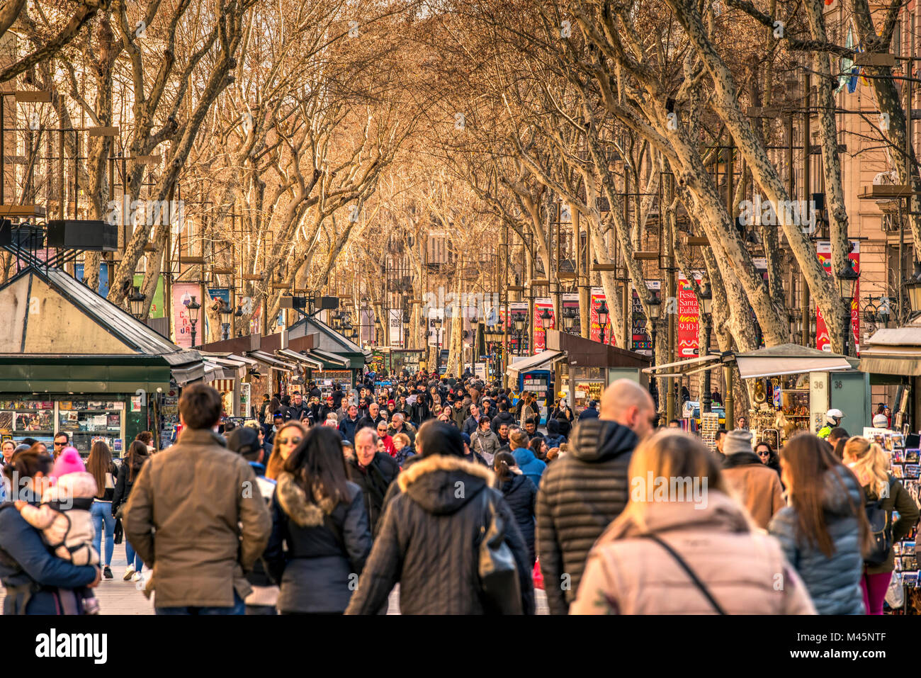 Touristen bummeln auf der berühmten Rambla Fußgängerzone, Barcelona, Katalonien, Spanien Stockfoto