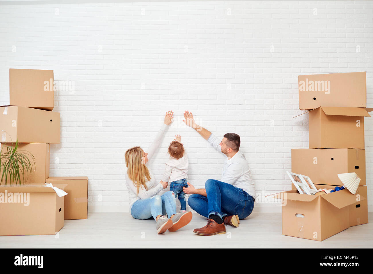 Das Konzept der Bewegung einer Familie ein neues Zuhause. Stockfoto