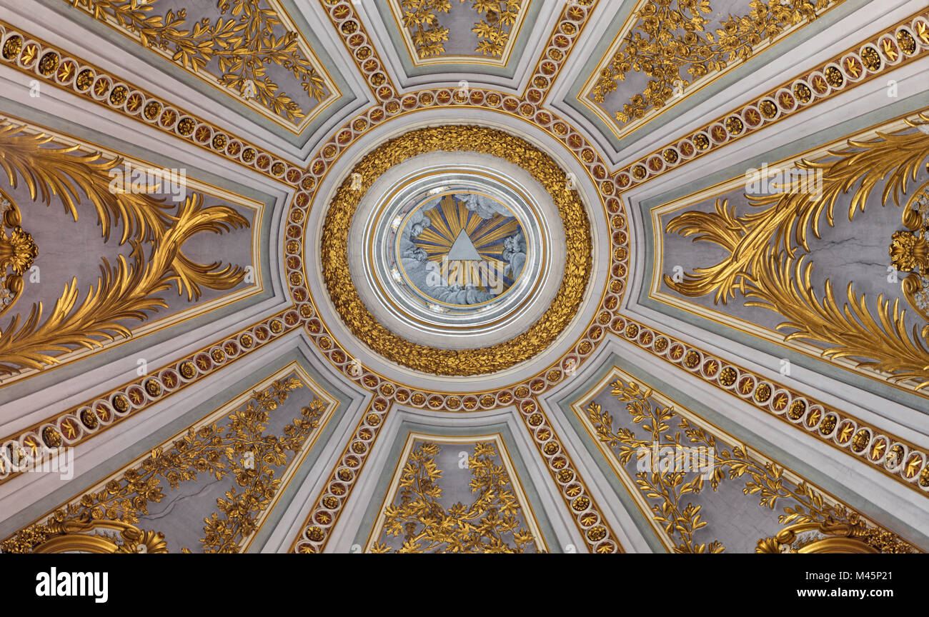 Rom, Italien, 10. März 2016: Der zentrale Teil der barocken Kuppel in der Chiesa di Santa Caterina da Siena eine Magnapoli. Stockfoto