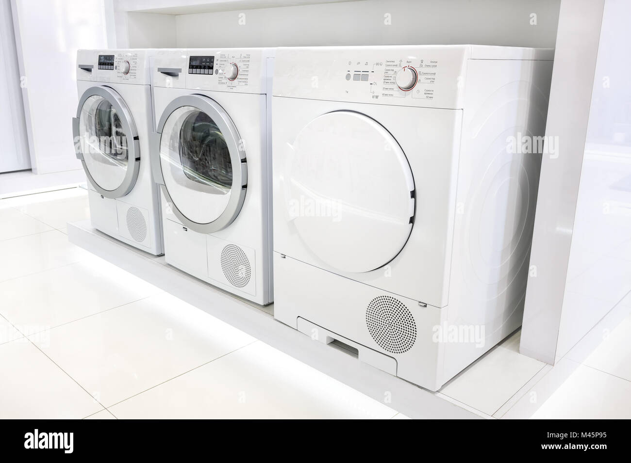 Wasch-Maschinen im Gerät speichern Stockfoto