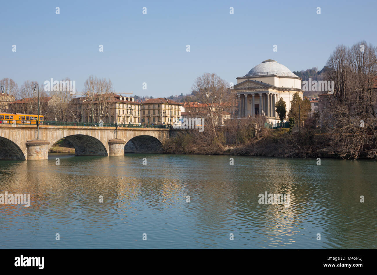 Turin - die Brücke Vittorio Emaneule ich und Kirche Chiesa della San Madre di Dio. Stockfoto