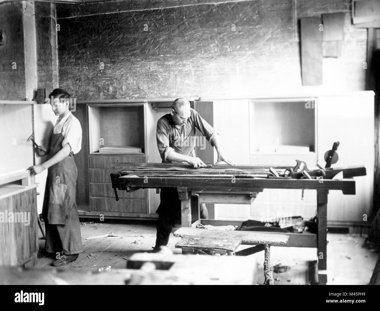 Handwerk, zwei Tischler arbeiten in einer Werkstatt, 1950er Jahre ...
