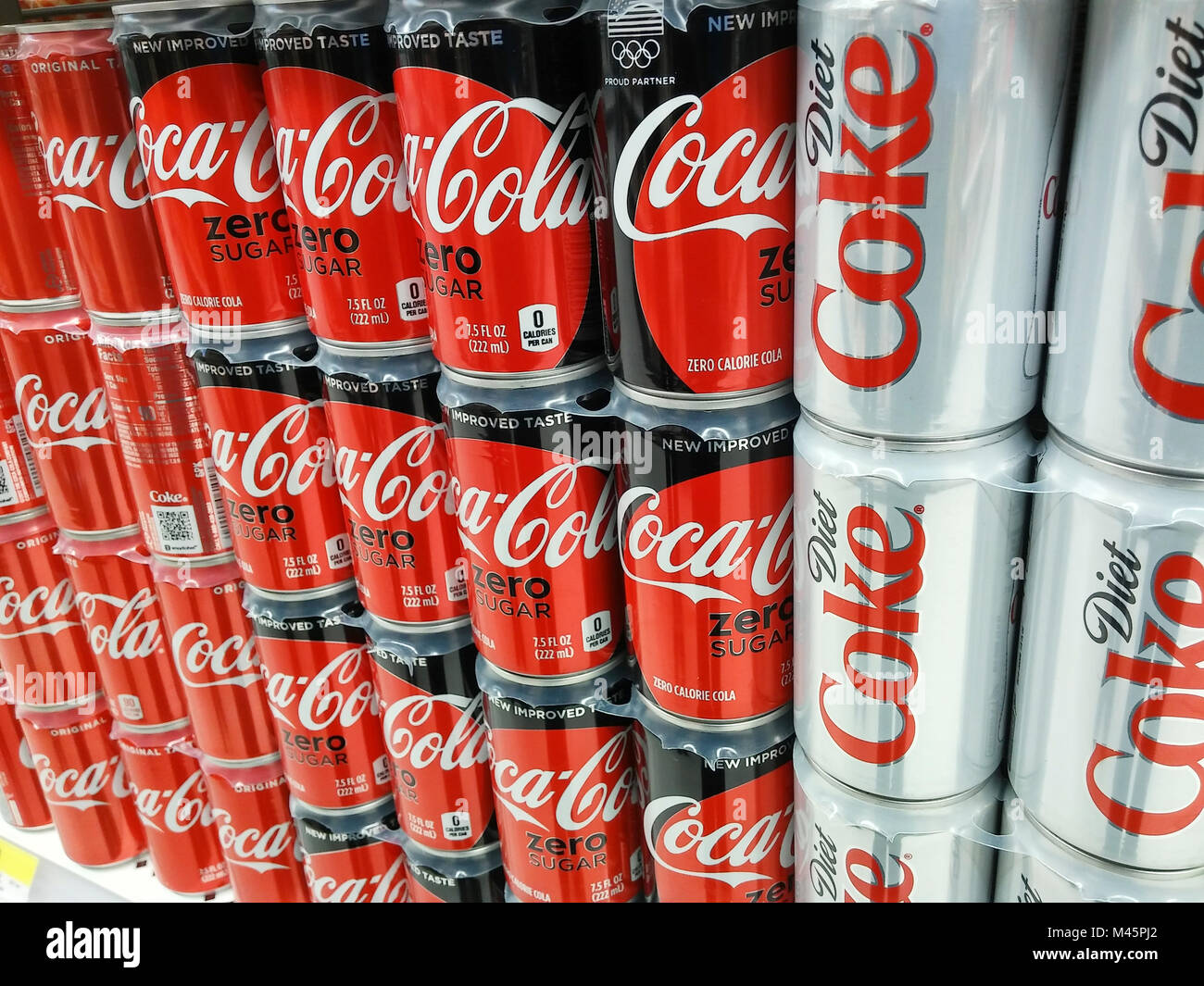 Dosen von Coca-Cola und Pepsi Soda in einem Supermarkt in New York am Dienstag, 13. Februar 2018. Die Coca-Cola Co. Berichten im vierten Quartal das Ergebnis am Freitag vor der Glocke. (© Richard B. Levine) Stockfoto