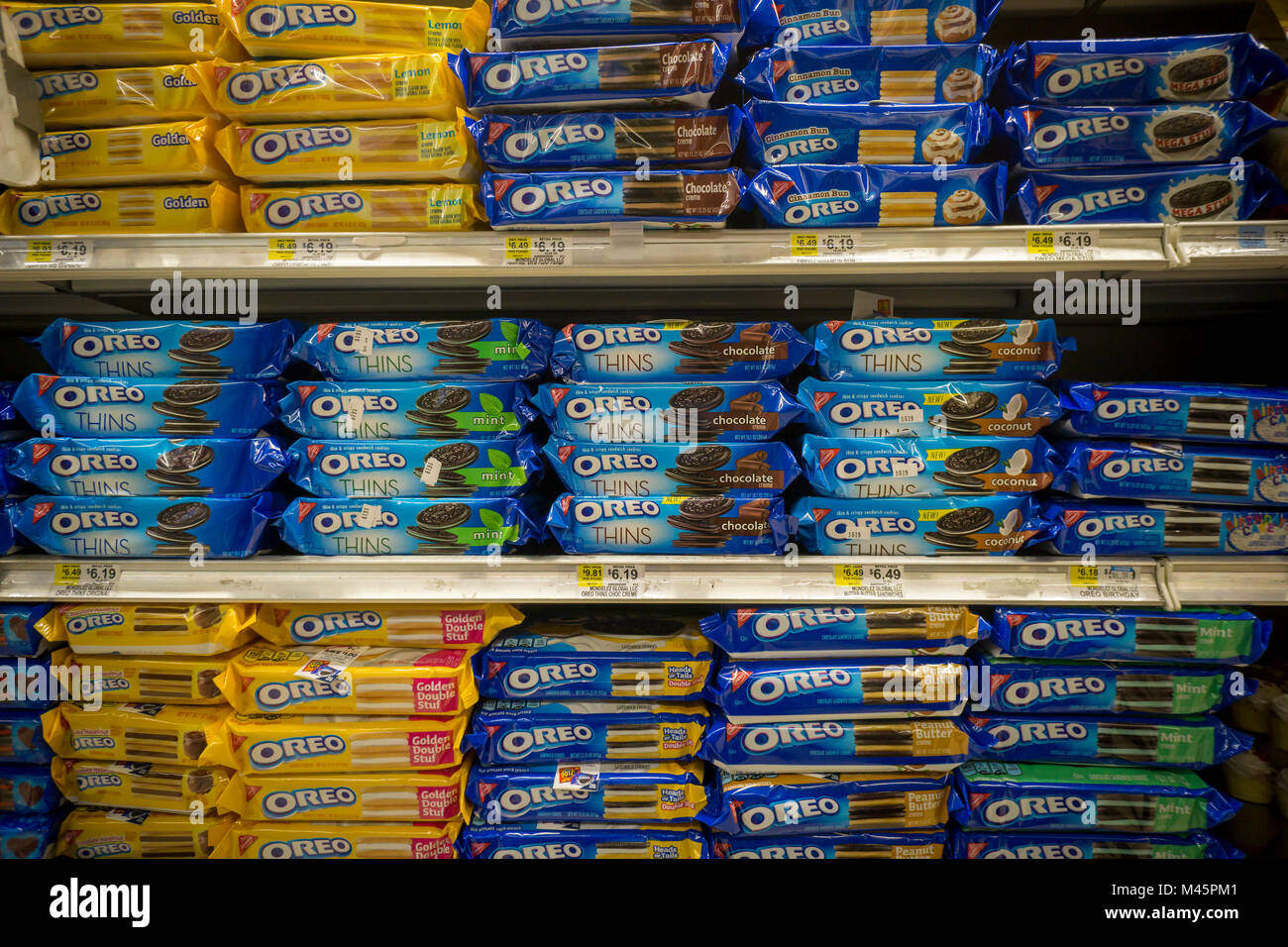 Schachteln von Nabisco Oreo Cookies in verschiedenen leckeren Geschmacksrichtungen auf einem Regal in New York am Dienstag, 13. Februar 2018. Die Firma upped ante für cookie Liebhaber von Coming out mit mehreren Aromen der Milch und Cookies heften. (Â© Richard B. Levine) Stockfoto