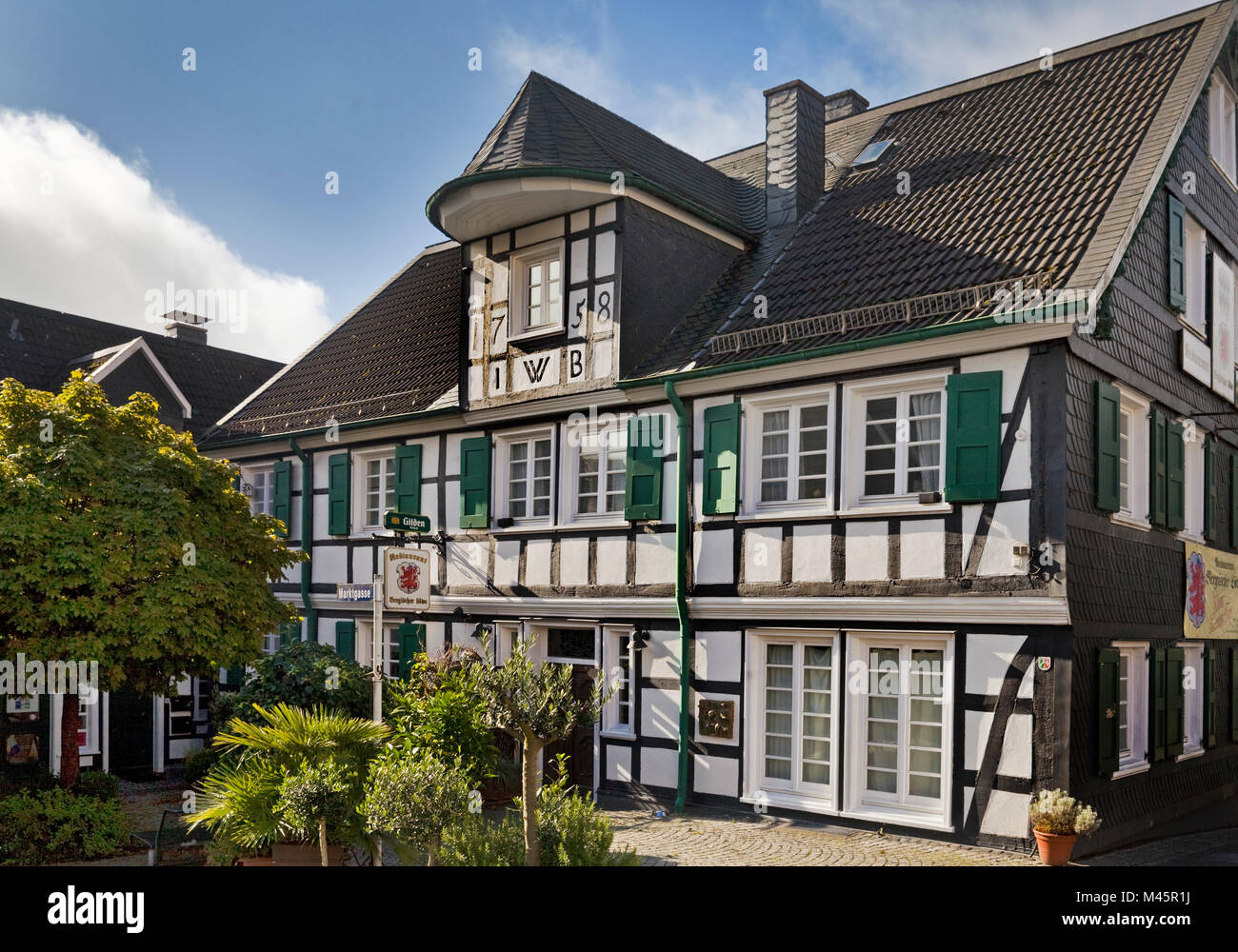 Traditionelle Fachwerkhaus, Restaurant Bergischer Löwe, Wermelskirchen, Bergisches Land, Nordrhein-Westfalen, Deutschland Stockfoto
