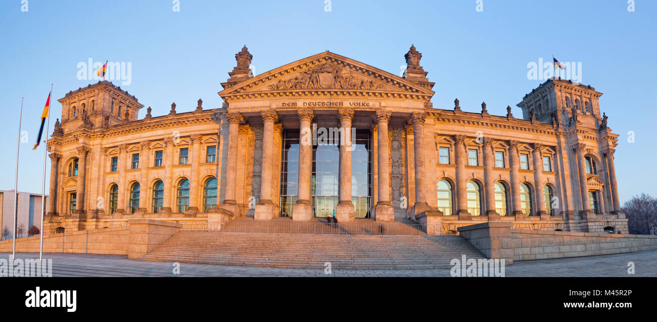 Berlin - der Reichstag im Abendlicht. Stockfoto