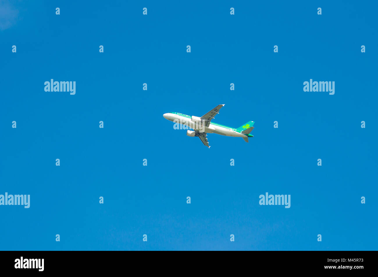 LONDON, HEATHROW AIRPORT - 28. August 2017 - Aer Lingus Flugzeuge in der Luft bald nach dem Start Stockfoto