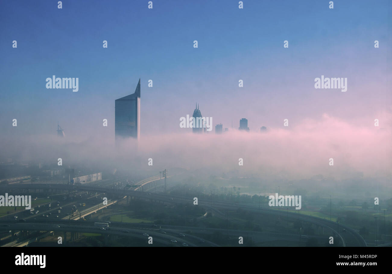 Dubai Stadt Nebel am Morgen Stockfoto