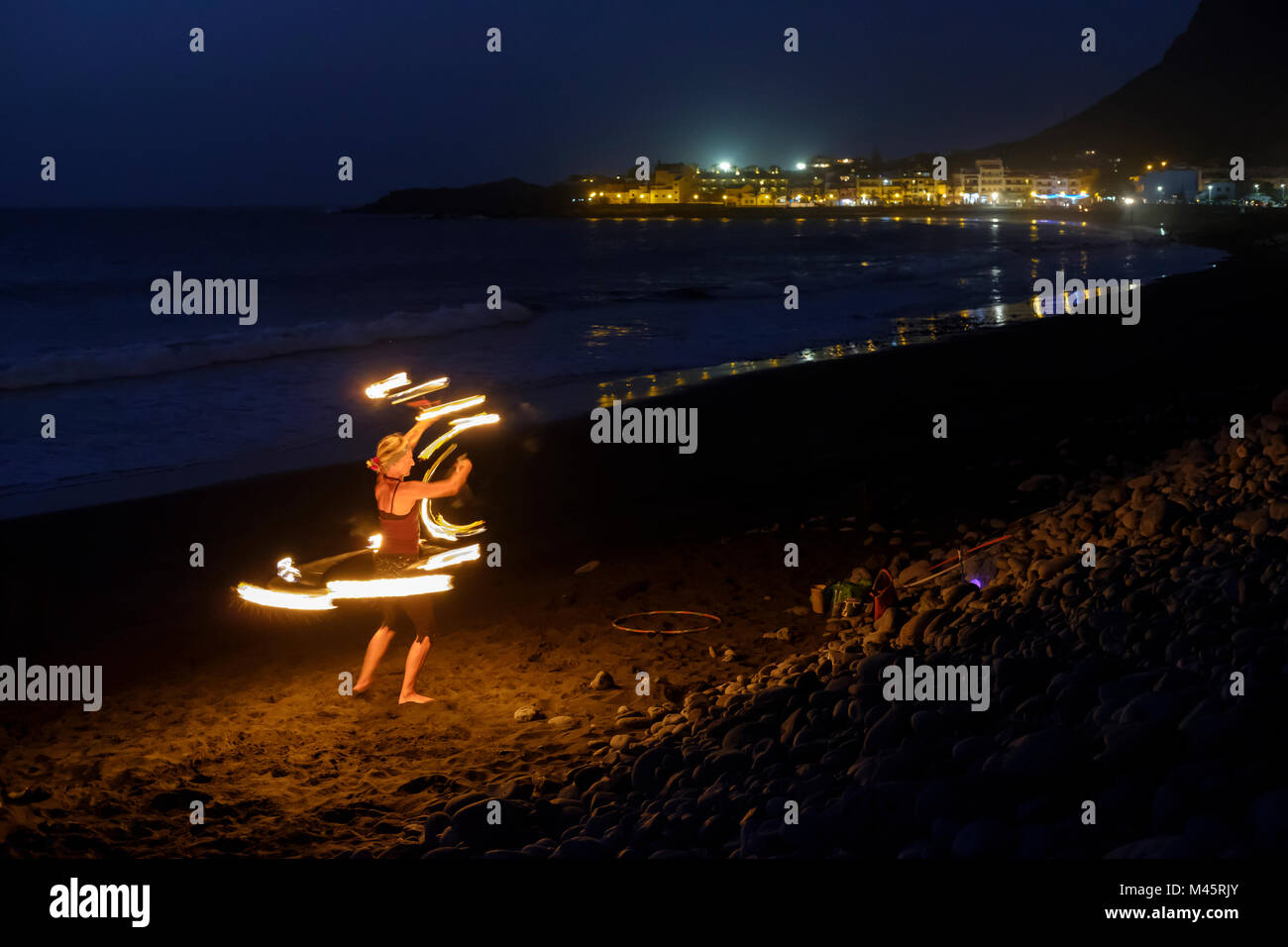 Night Shot, Feuer tanz, tanz mit Fackeln am Strand, La Playa, Valle Gran Rey, La Gomera, Kanarische Inseln, Spanien Stockfoto