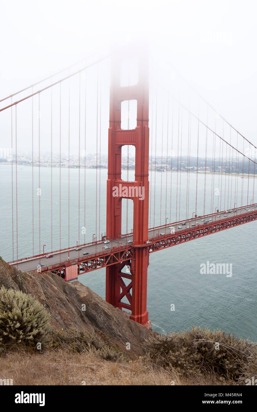 Golden Gate Bridge San Francisco an einem nebligen Tag Stockfoto