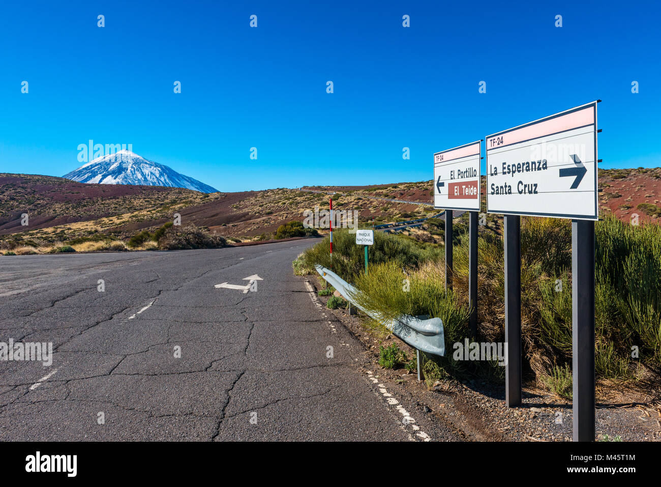 Straße in Richtung Vulkan El Teide in Teneriffa, Kanarische Inseln, Spanien Stockfoto