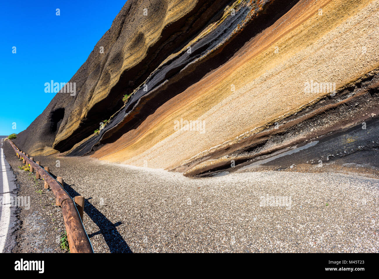 Sedimentschichten entlang der Straße im Nationalpark El Teide, Teneriffa, Kanarische Inseln, Spanien Stockfoto