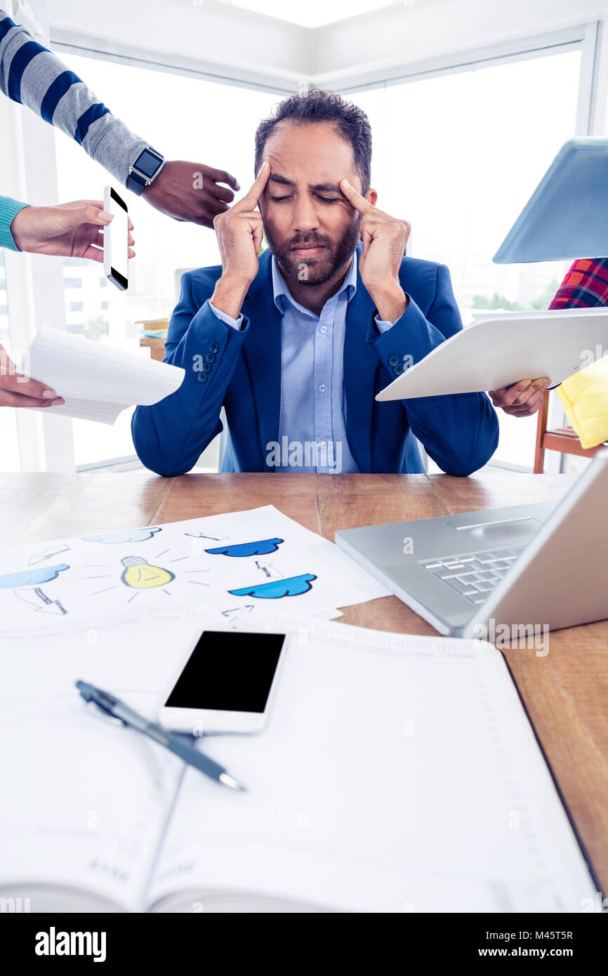 Stressigen Geschäftsmann mit Kopf in Händen kreativ Büro Stockfoto