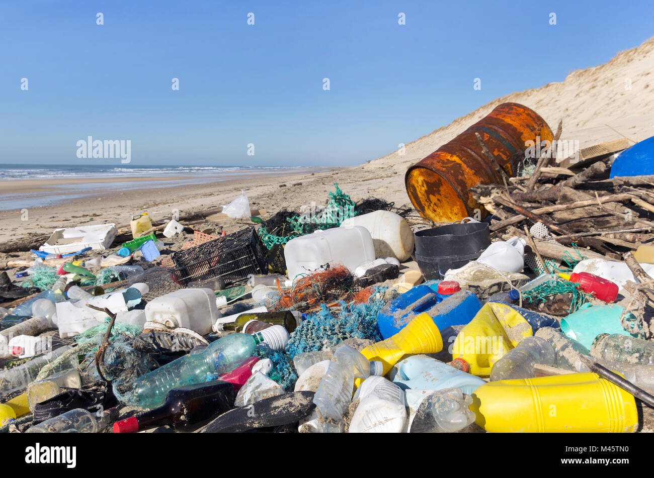 Müll, Plastik, und Abfälle am Strand nach Winterstürmen. Stockfoto