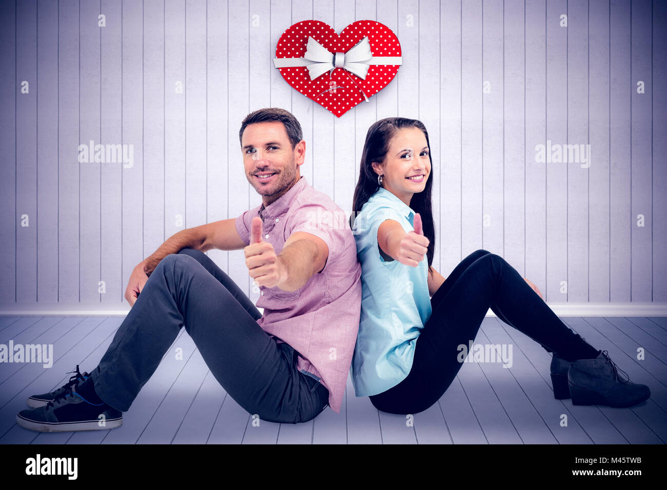 Zusammengesetztes Bild des Lächelns paar sitzen Daumen auftauchen Stockfoto