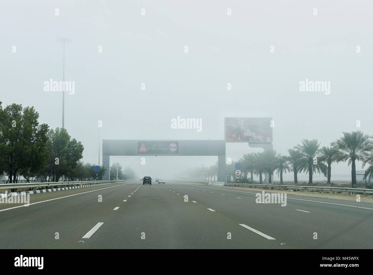 Abu Dhabi mit der Decke des dichten Nebel Stockfoto