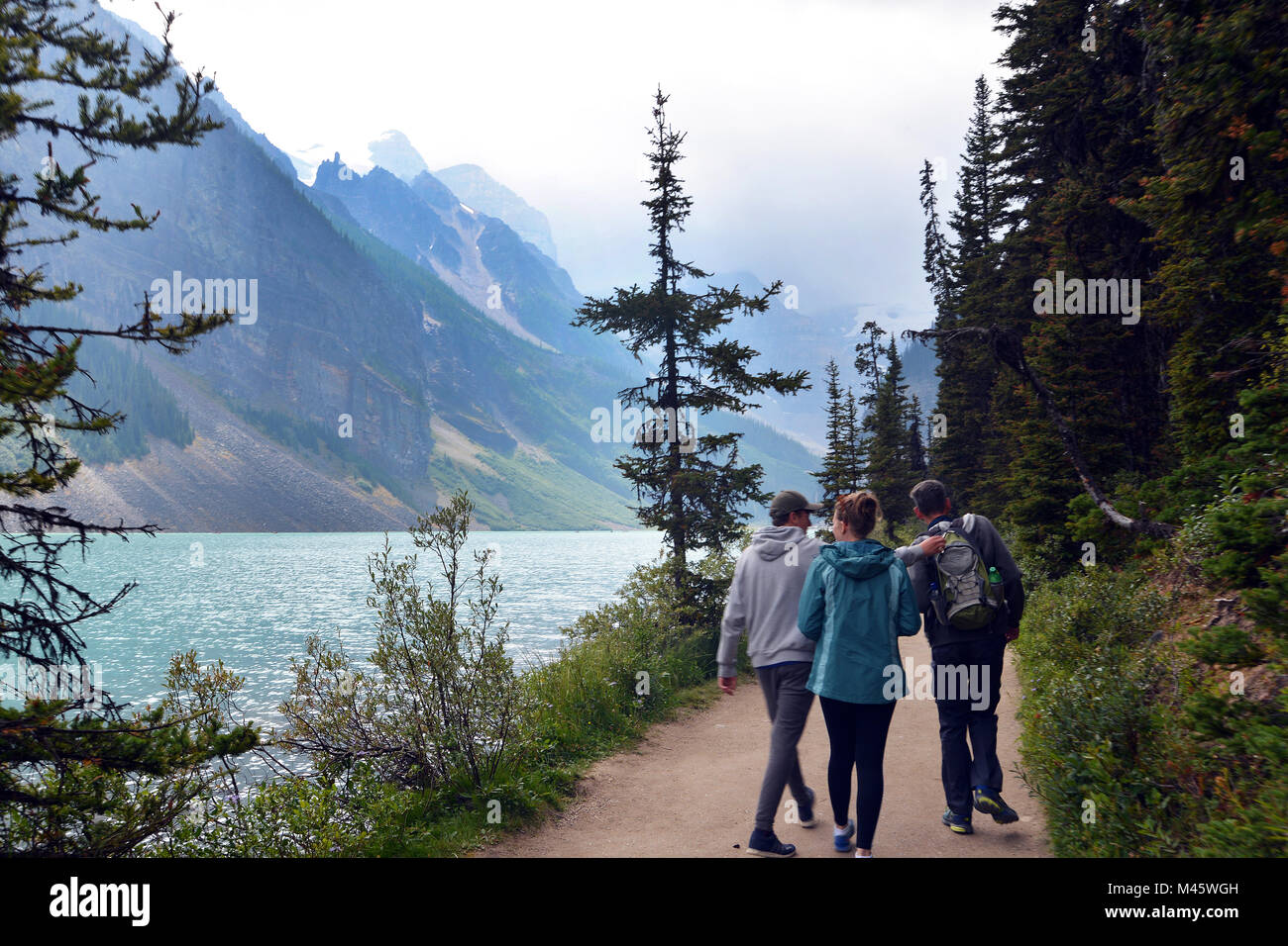 Familie Spaziergang in den kanadischen Rocky Mountains, Lake Louise, Banff. Die Landschaft ist verschwommen wegen der Waldbrände Stockfoto