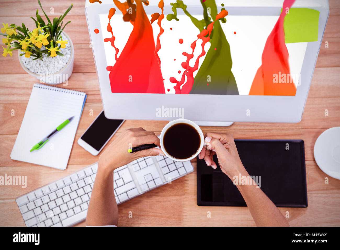 Zusammengesetzte Bild der rosa Farbe Spritzer und Tropfen Stockfoto