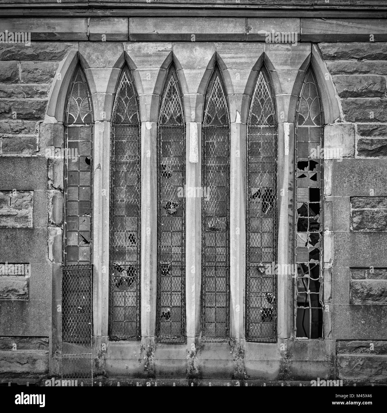 Broken Windows auf einem jetzt verlassene Kirche in der schottischen Stadt Clydebank. Stockfoto