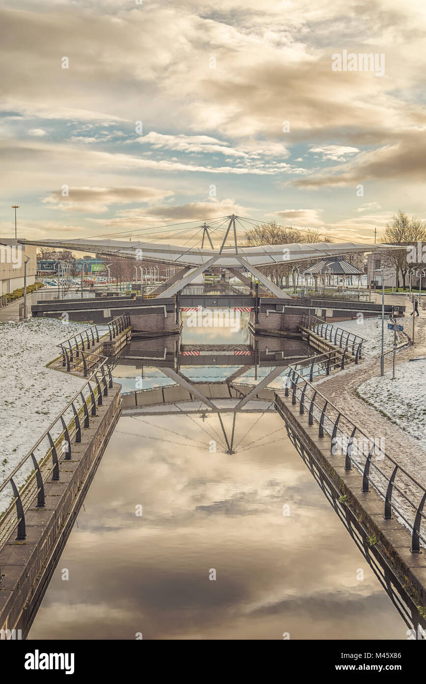 Der Forth-and-Clyde-Kanal Brücke an der Kreuzung der Teile eins und zwei der Clydebank Shopping Center. Stockfoto