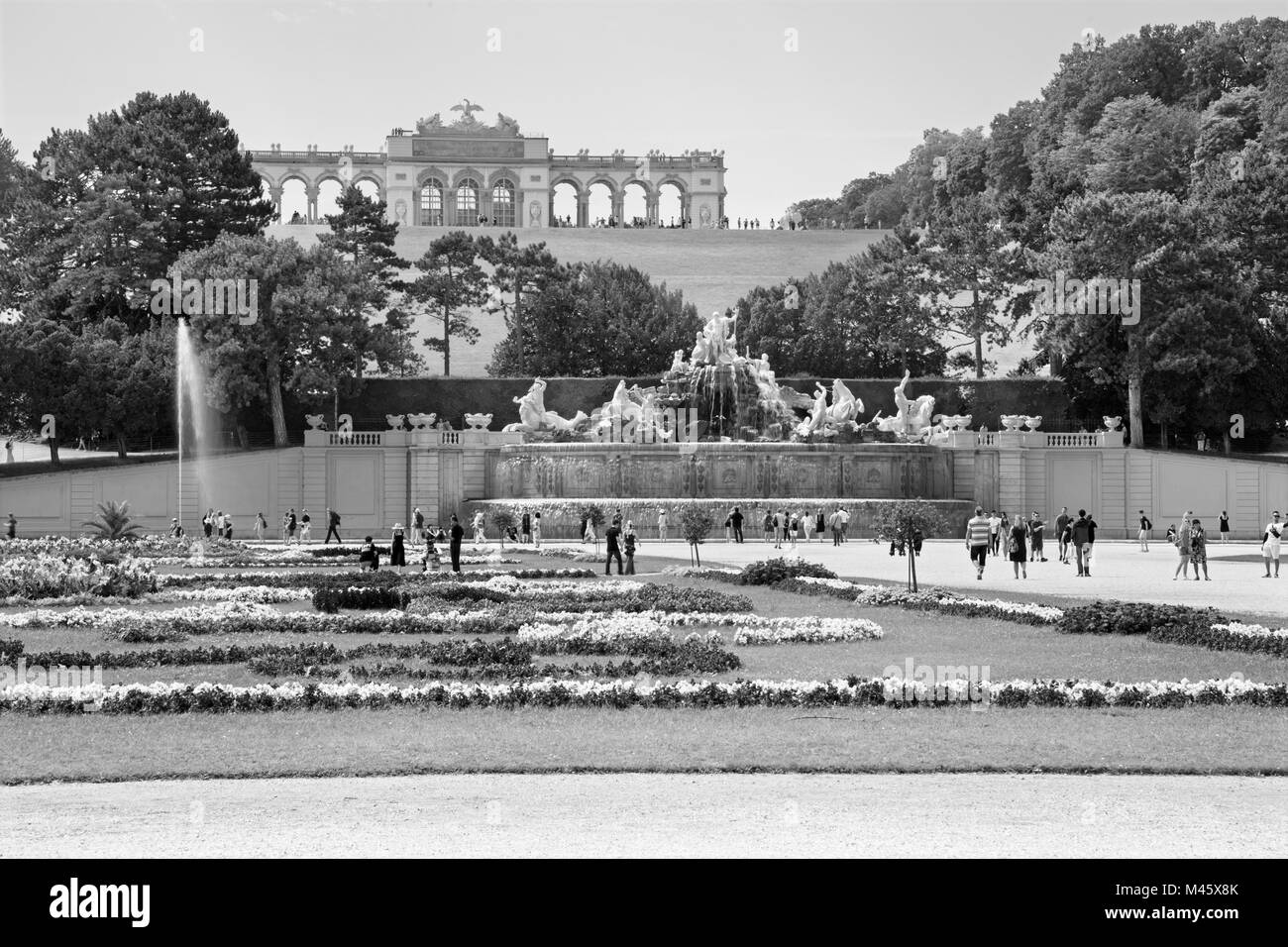 Wien, Österreich - 30. Juli 2014: Das Schloss Schönbrunn - Gloriette und Garten und Neptunbrunnen. Stockfoto