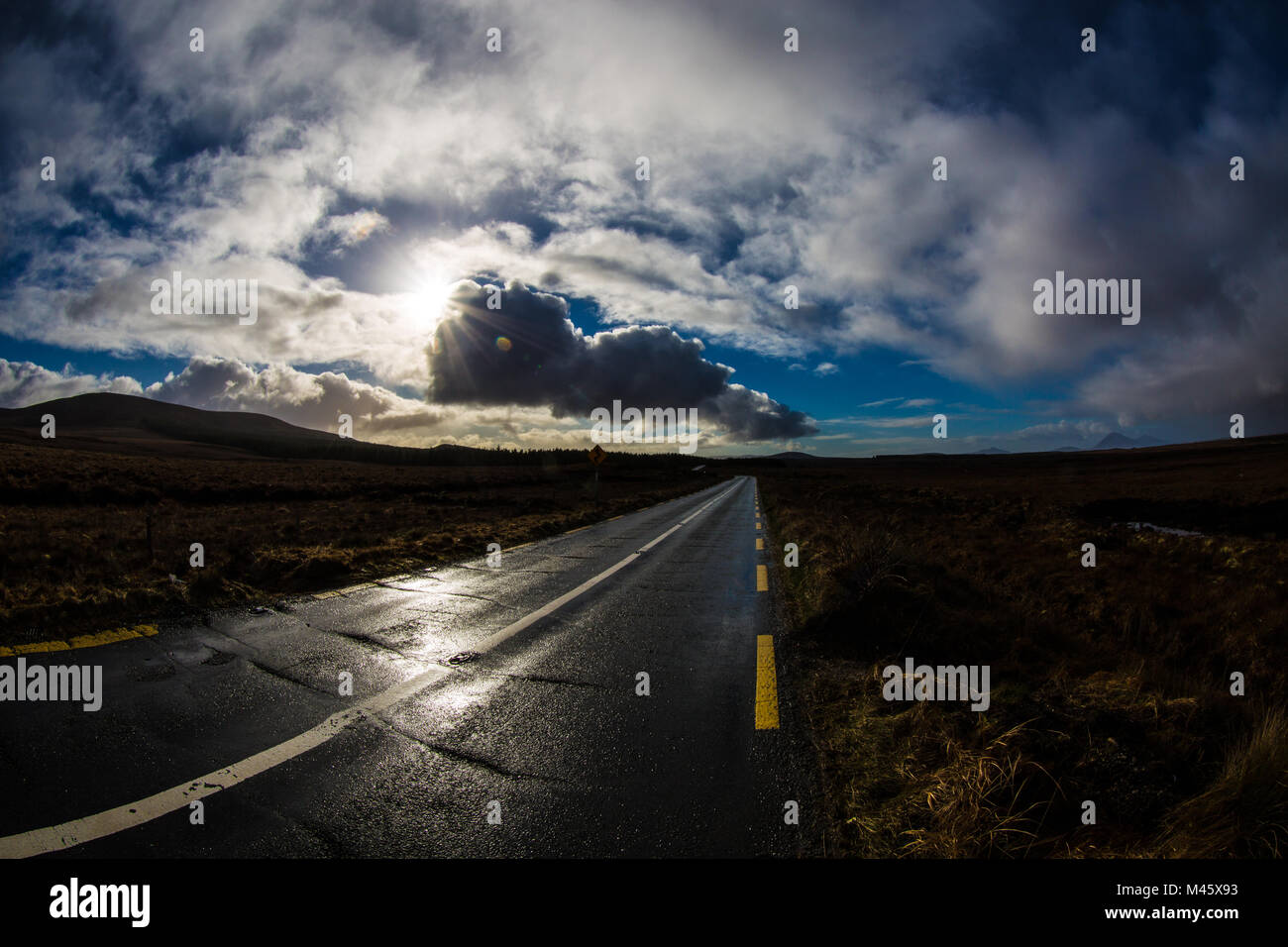 Einsamen irischen Küstenstraße im Winter Sonnenschein Stockfoto