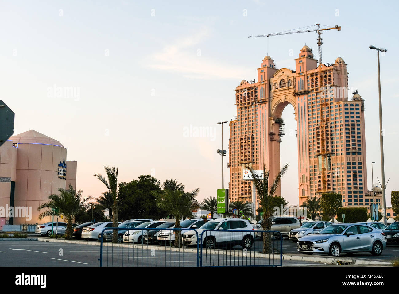 Fairmont Marina Residence-39-Geschichte 1001 themed Wolkenkratzer mit Turmdrehkrane. Erste Fairmont Hotel Residences in Abu Dhabi Stockfoto