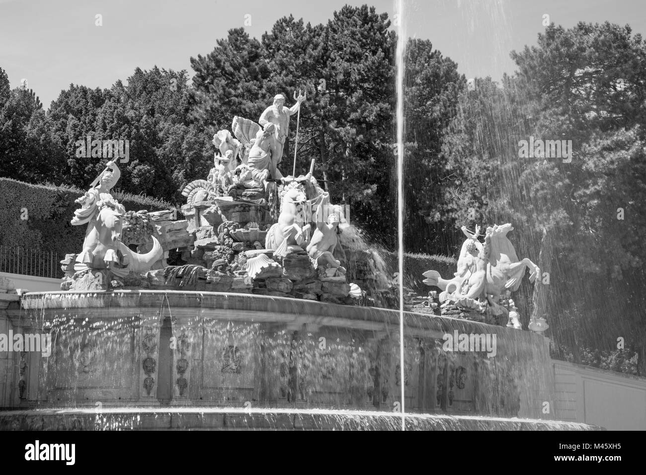 Wien, Österreich - 30. Juli 2014: Das Schloss Schönbrunn und die Gärten von Neptun Brunnen. Stockfoto
