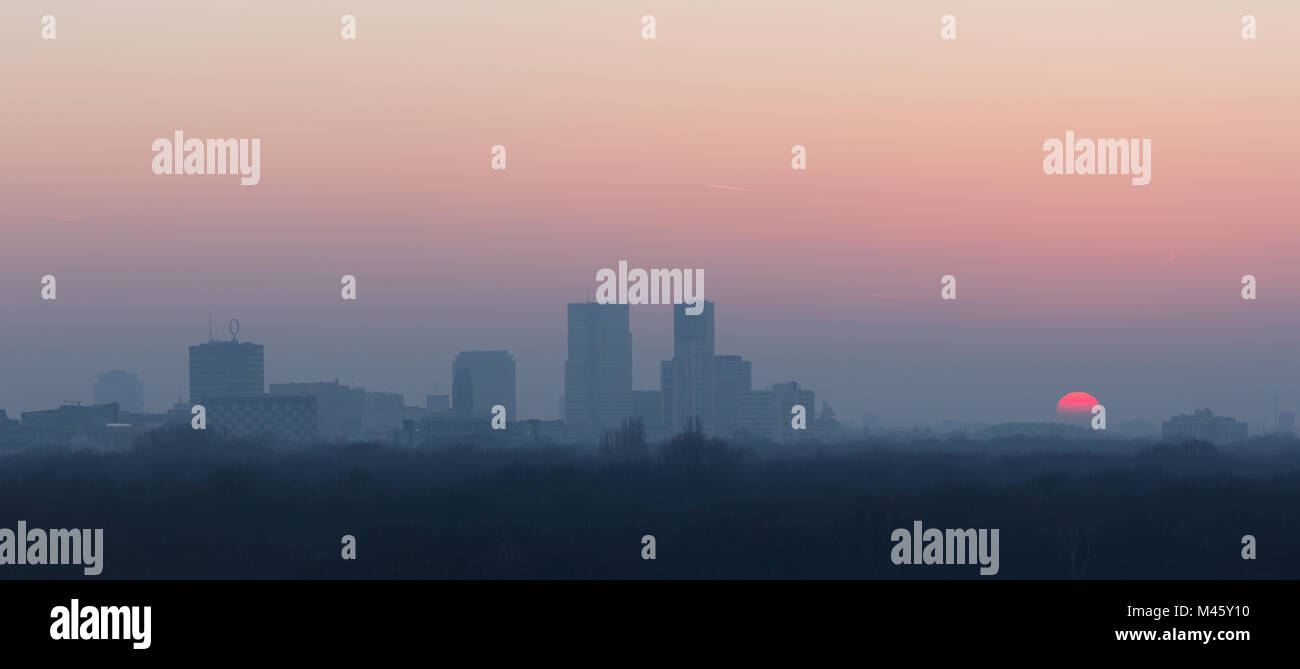 Berlin - den Sonnenuntergang über der Stadt vom Reichstag. Stockfoto