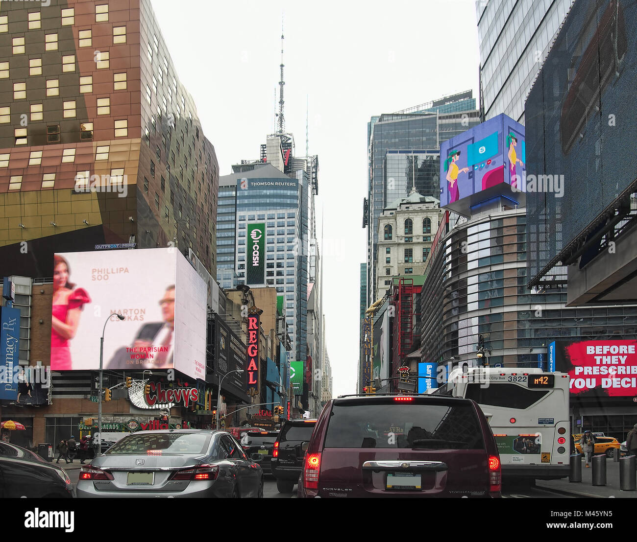 New York, New York, USA. Februar 1, 2018. Blick während der Fahrt auf West 42nd Street in Manhattan an einem Wochentag nachmittags Stockfoto