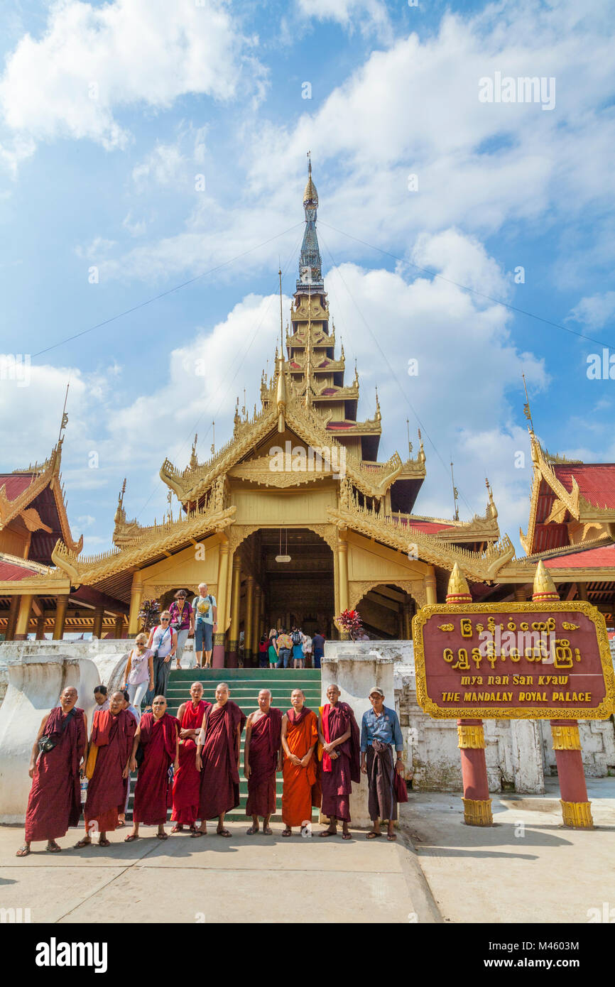 Der Mönche für Foto bei Mandalay Royal Palace in Mandalay, Myanmar posing Stockfoto