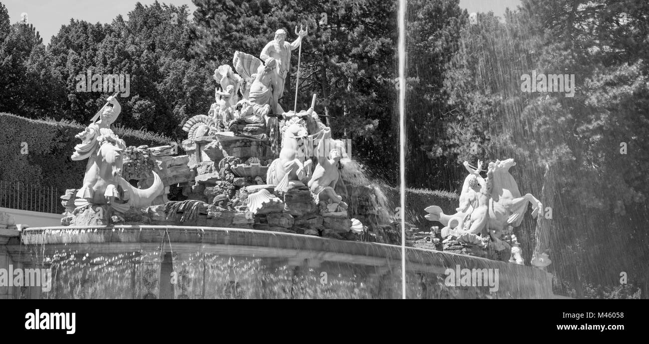 Wien, Österreich - 30. Juli 2014: Das Schloss Schönbrunn und die Gärten von Neptun Brunnen. Stockfoto