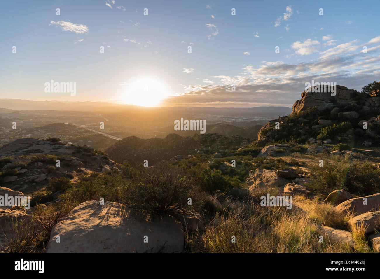 Dawn Aussicht auf die San Fernando Valley in Los Angeles, Kalifornien. Von Rocky Peak Park in Santa Susana Mountains erschossen. Stockfoto
