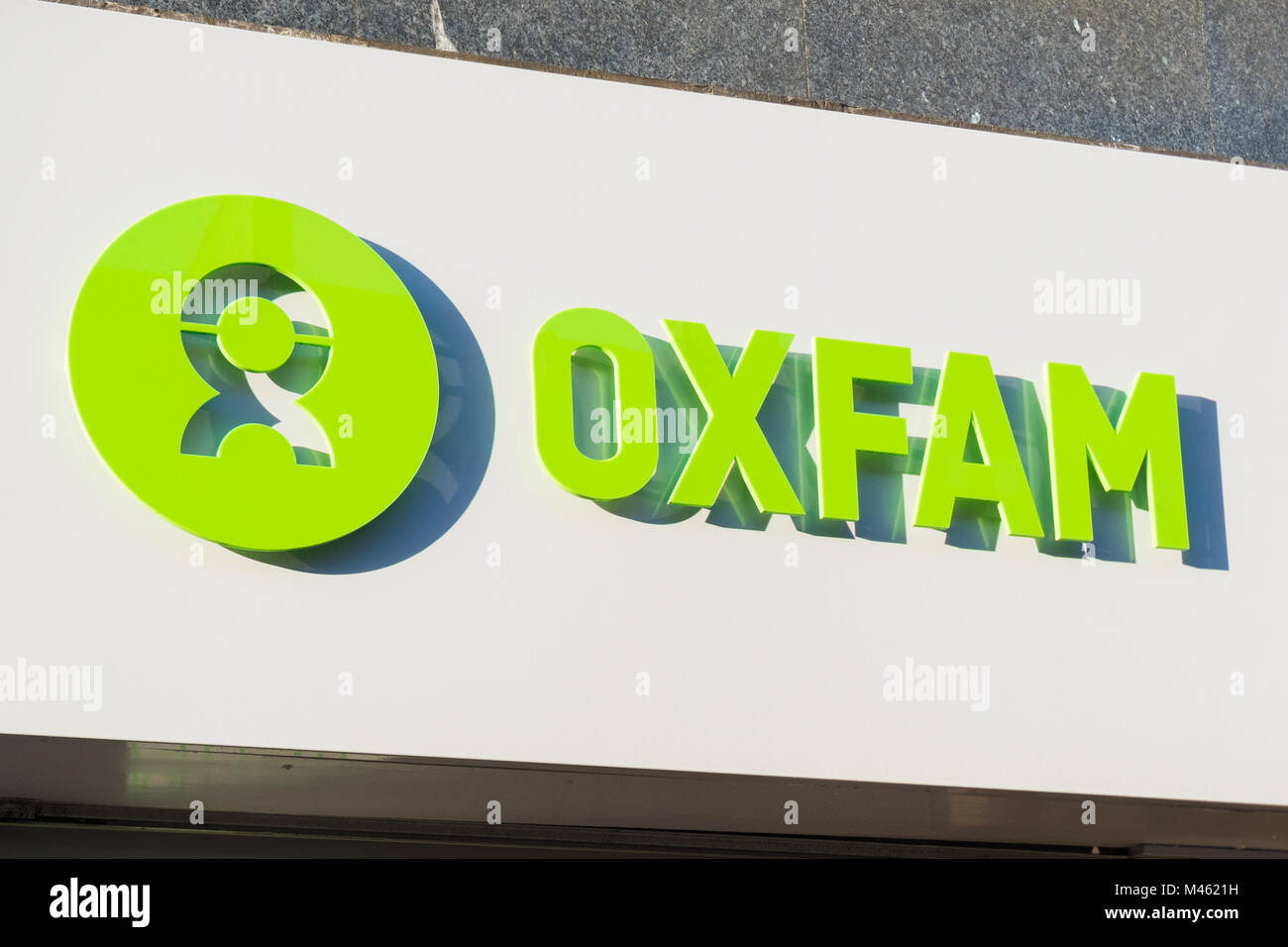 Oxfam Logo auf shopfront in Glasgow. Stockfoto