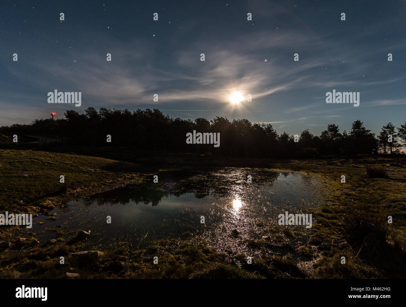 Nacht der Fotografie ist eines der spektakulärsten Disziplinen, sie ist sogar recht modern. Die Ankunft des Gutes Wetter kann eine gute Gelegenheit sein, Stockfoto