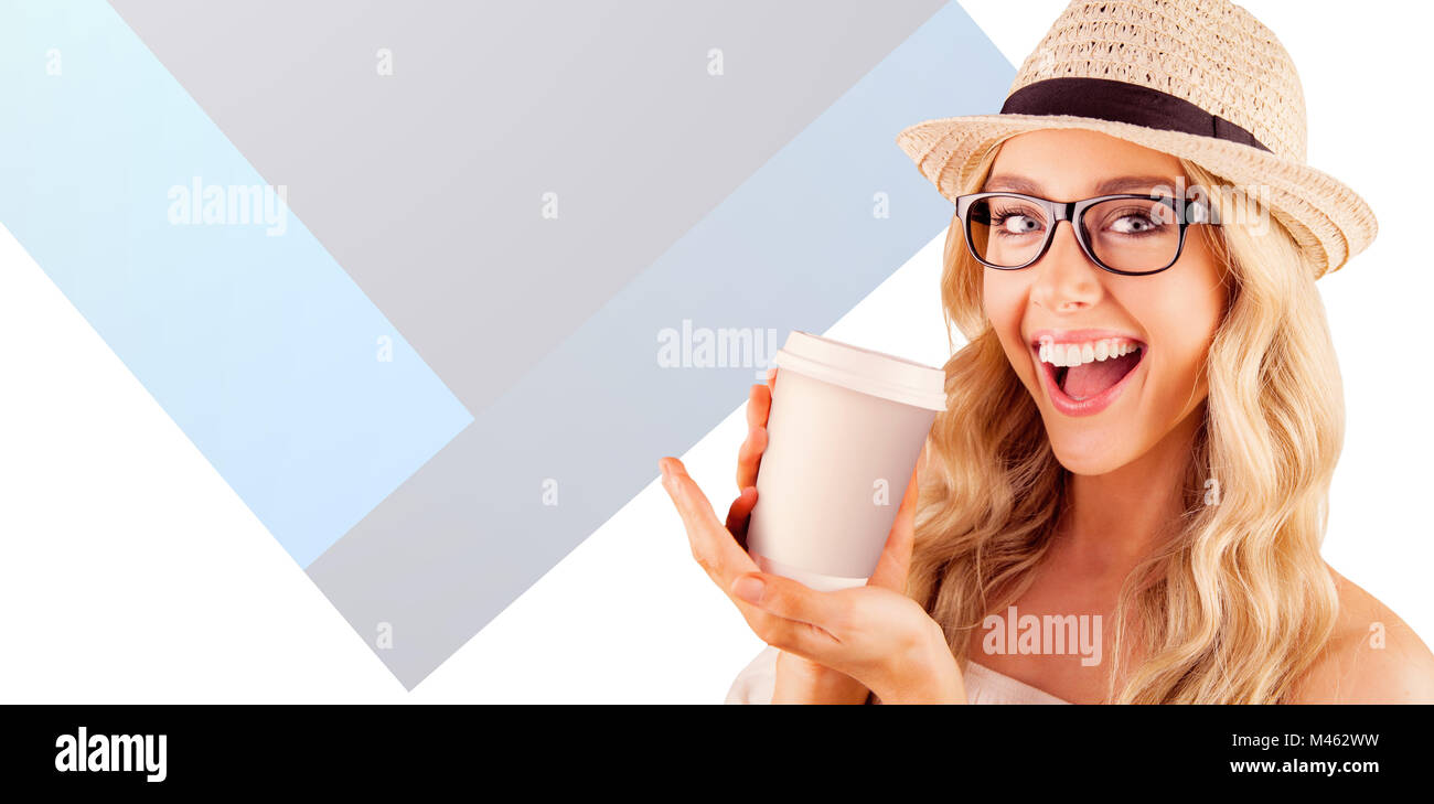 Zusammengesetztes Bild des wunderschönen lächelnden blonden Hipster präsentieren Take-away-Becher Stockfoto