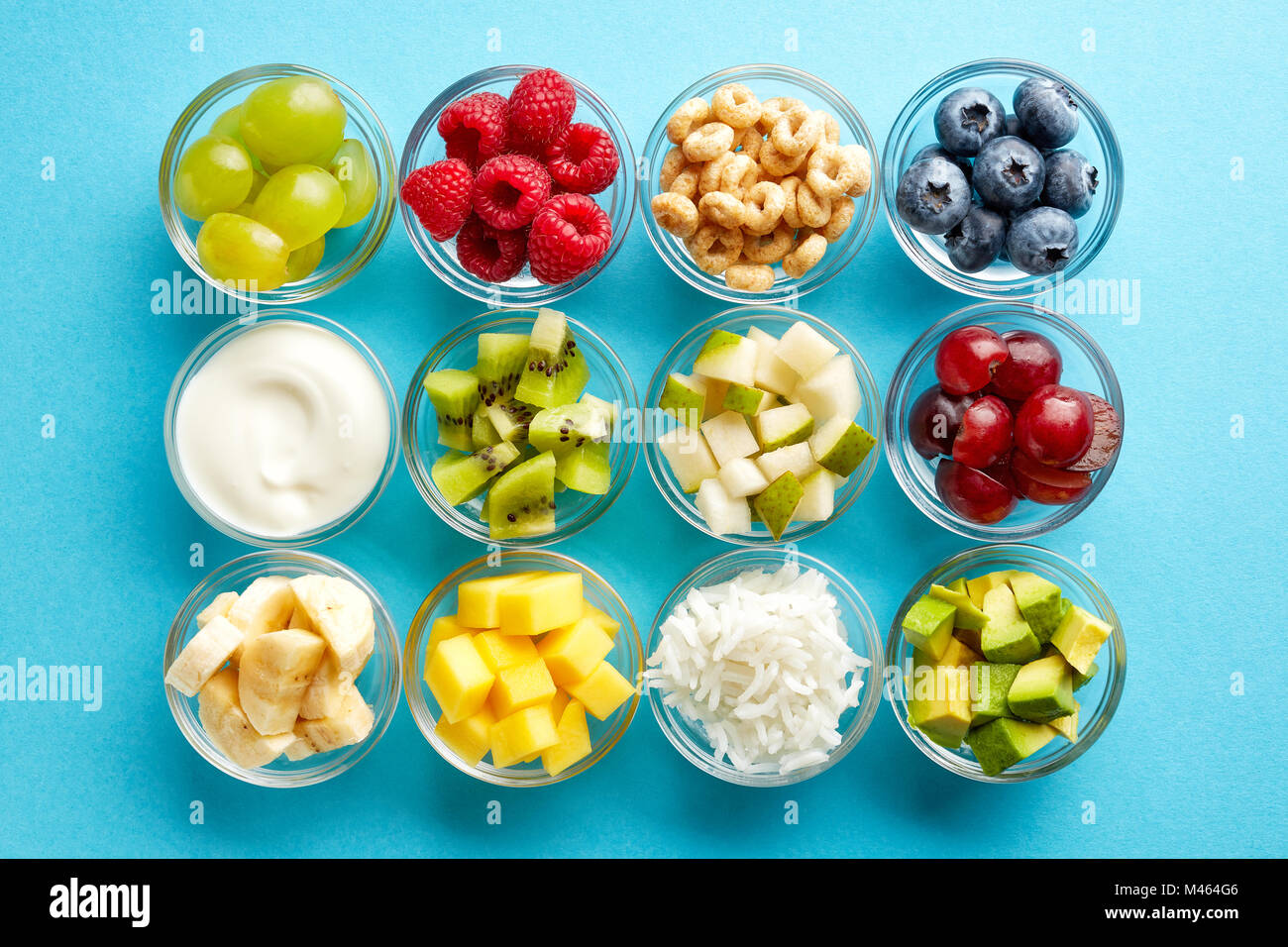 Baby Finger Food In Schalen Auf Blauem Hintergrund Ansicht Von Oben Stockfotografie Alamy