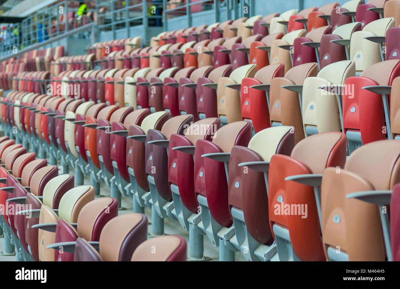 Mehrfarbige Sessel in einem Sportstadion Stockfoto