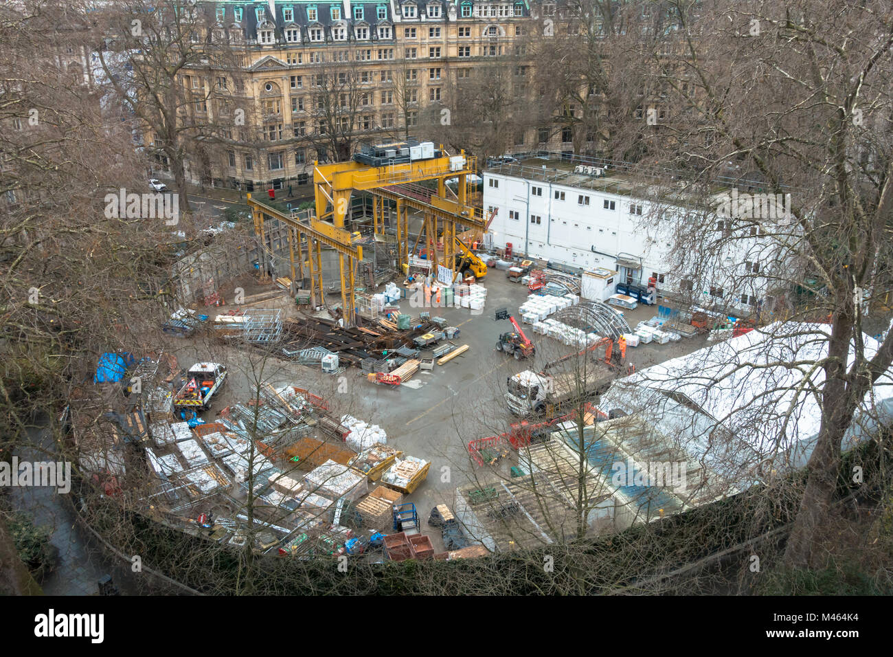 Eine Welle ist in den Boden gegraben in Finsbury Circus Gärten in London als Teil des Aufbaus der neuen Crossrail. Stockfoto