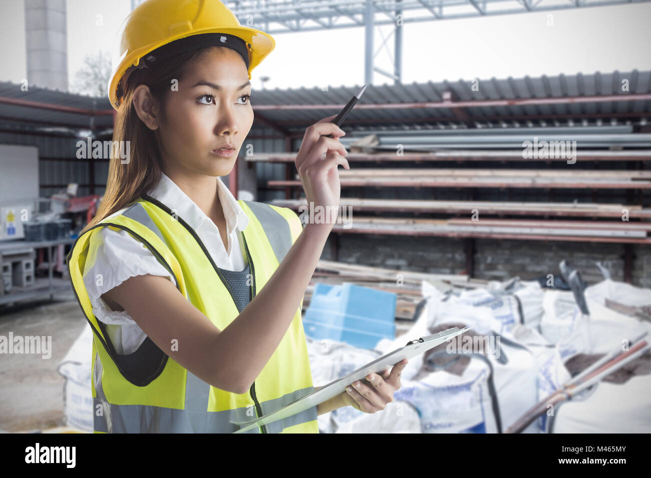Zusammengesetztes Bild des Architekten Frau mit gelben Helm und Pläne Stockfoto