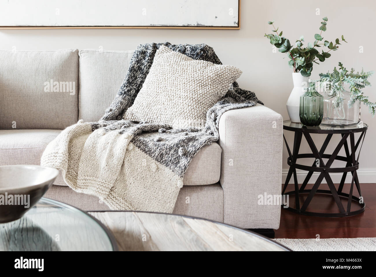 Strukturierte Schichten Innenausstattung von Kissen sofa dn Werfen des anlaßsicherheitssystems Farben Stockfoto