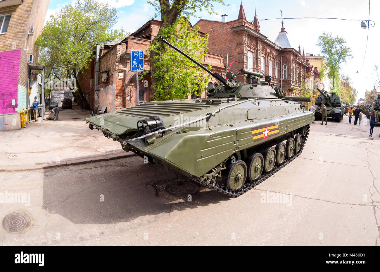 Samara, Russland - 6. Mai 2017: Russische Schützenpanzer BMP-2 in der Stadt Straße vor der Parade am Tag des Sieges Stockfoto