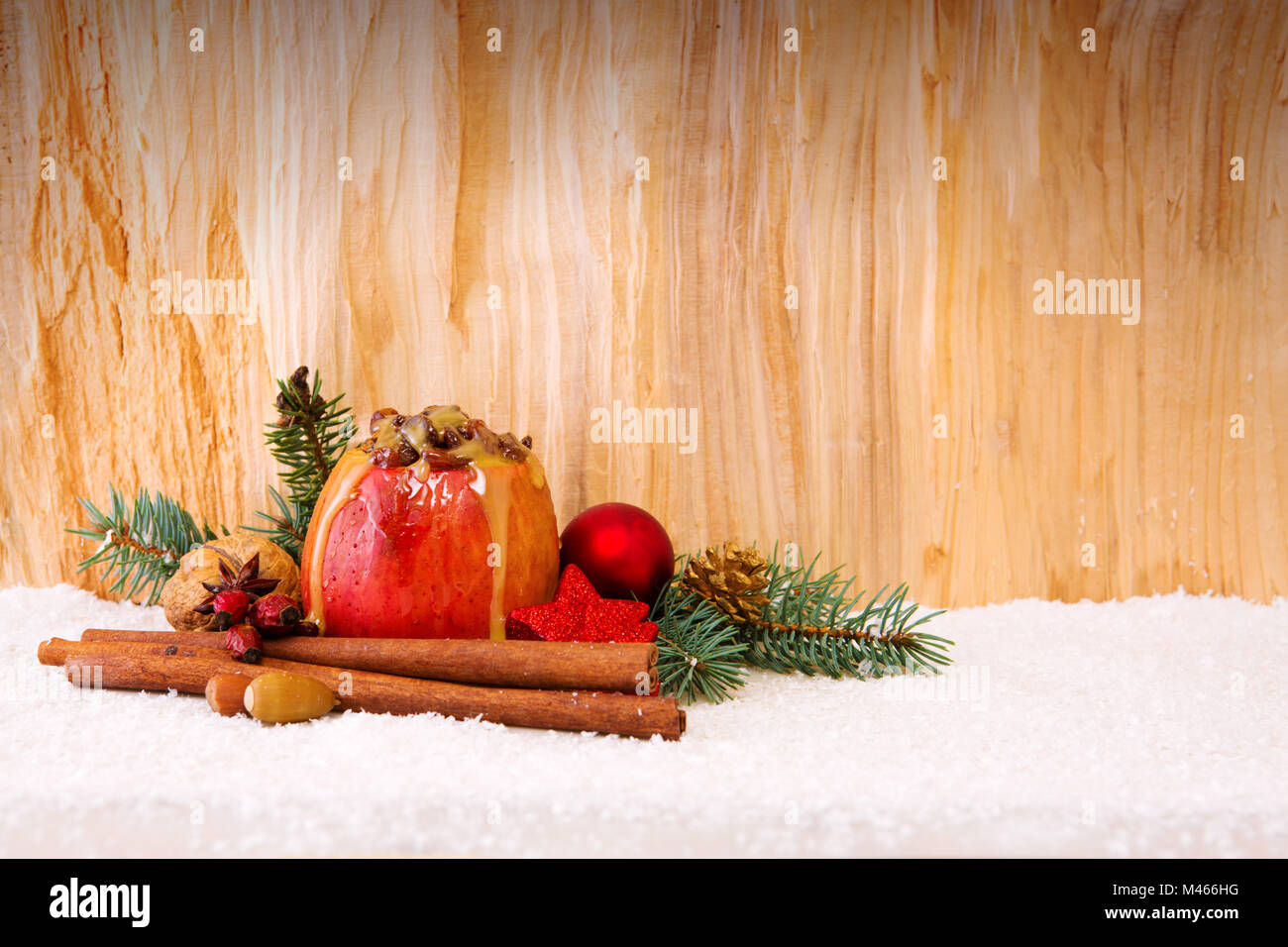 Bratapfel mit Weihnachten Dekoration auf einer hölzernen Hintergrund. Stockfoto