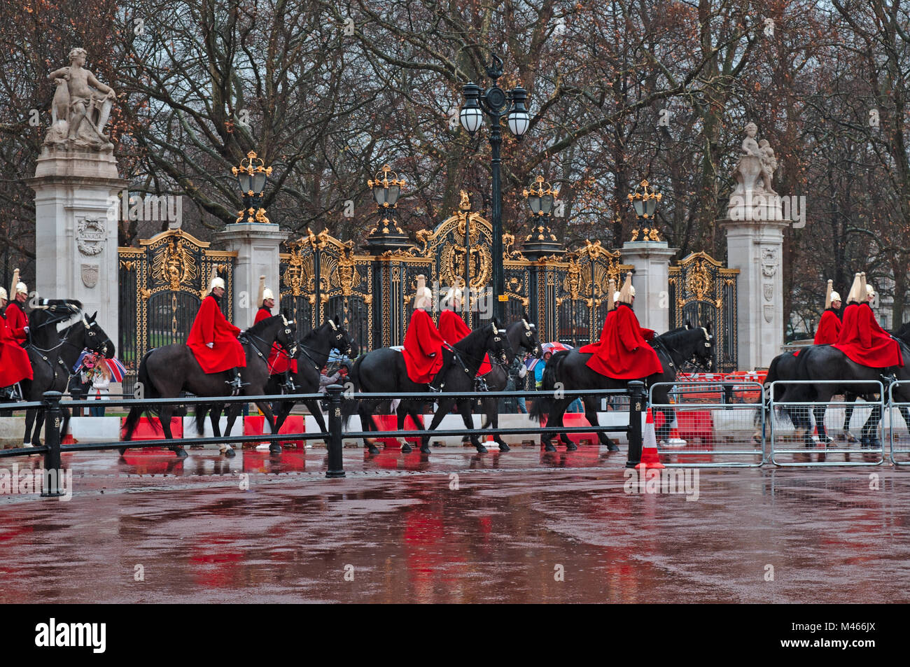 Warten auf die Wachablösung am Buckingham Palace. London, Großbritannien Stockfoto
