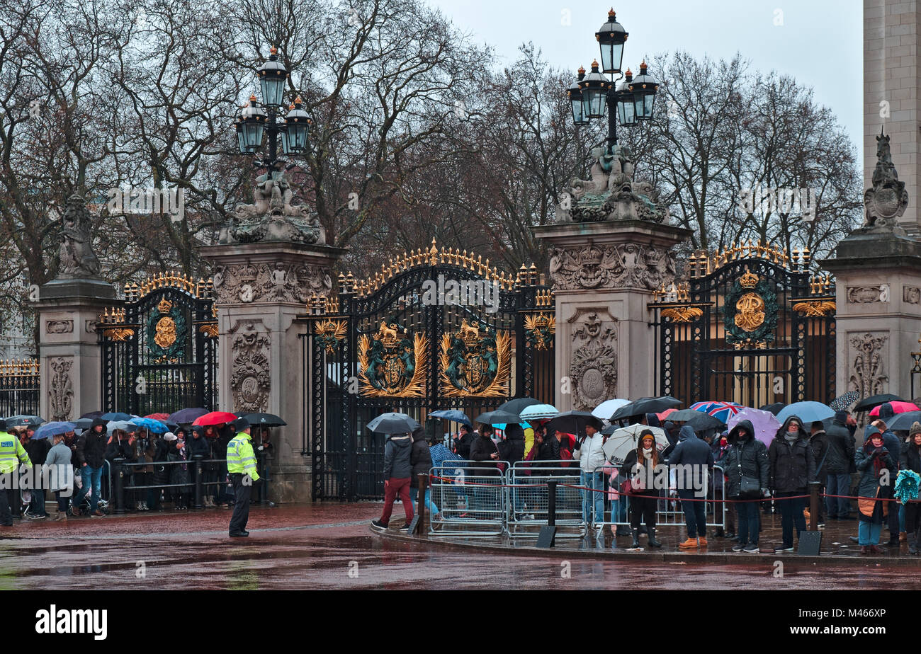 Warten auf die Wachablösung am Buckingham Palace. London, Großbritannien Stockfoto