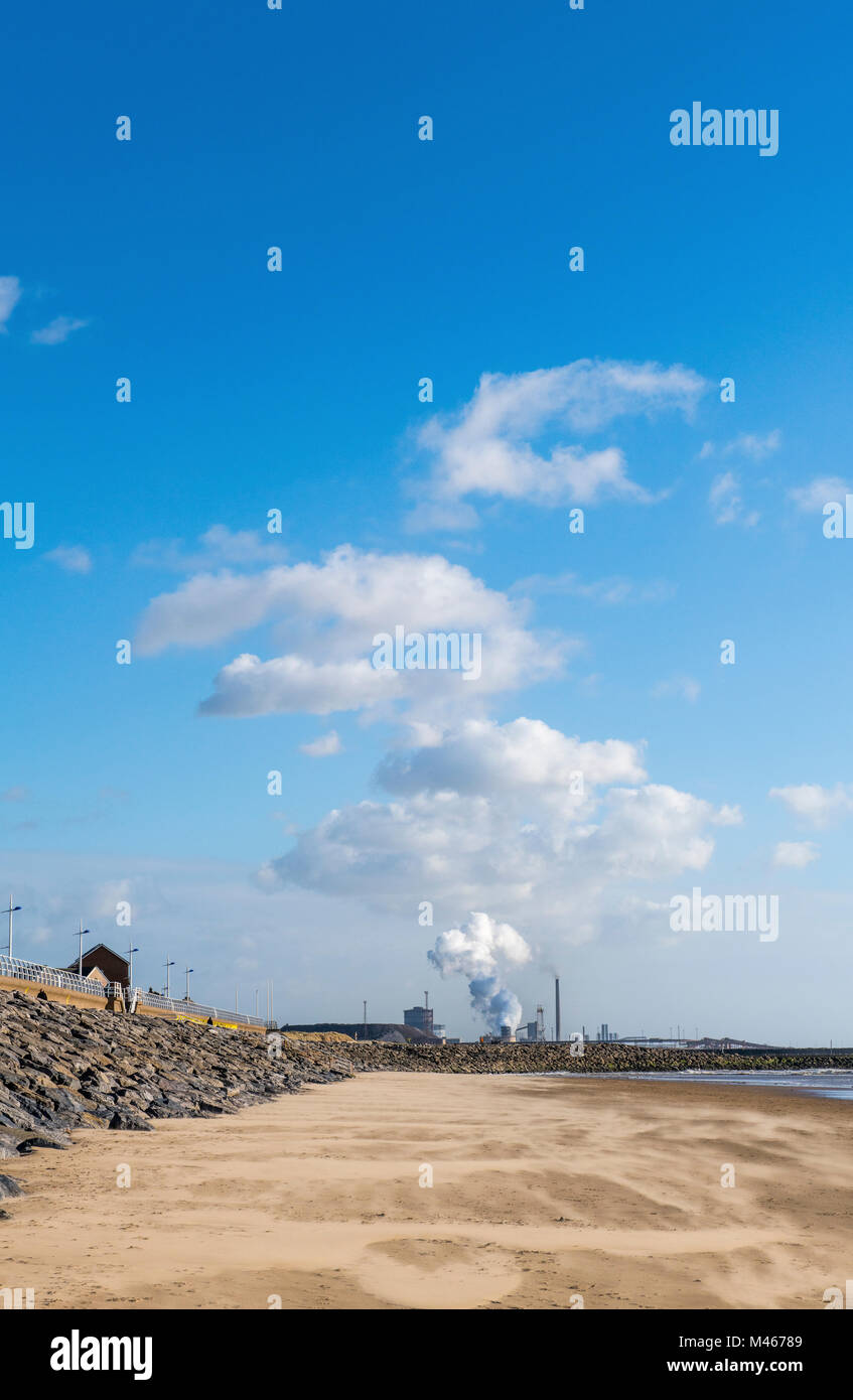 Aberavon Beach in der Nähe von Port Talbot mit dem Stahl arbeitet im Hintergrund, South Wales Stockfoto