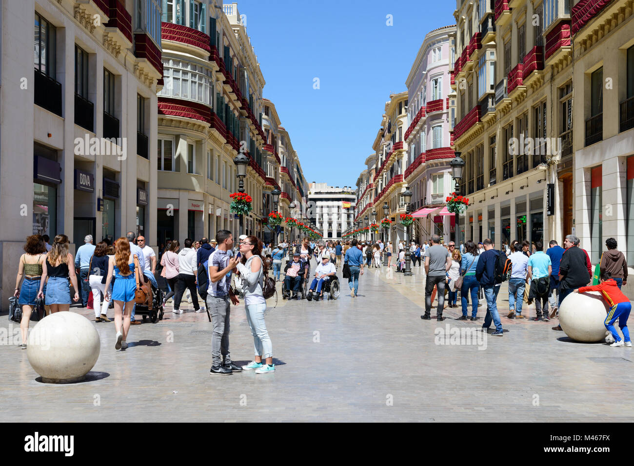 Malaga, Spanien - 31. März 2017: Menschen waliking in der elegantesten Straße von Espana, Calle Marques de Larios in Málaga, Spanien Stockfoto