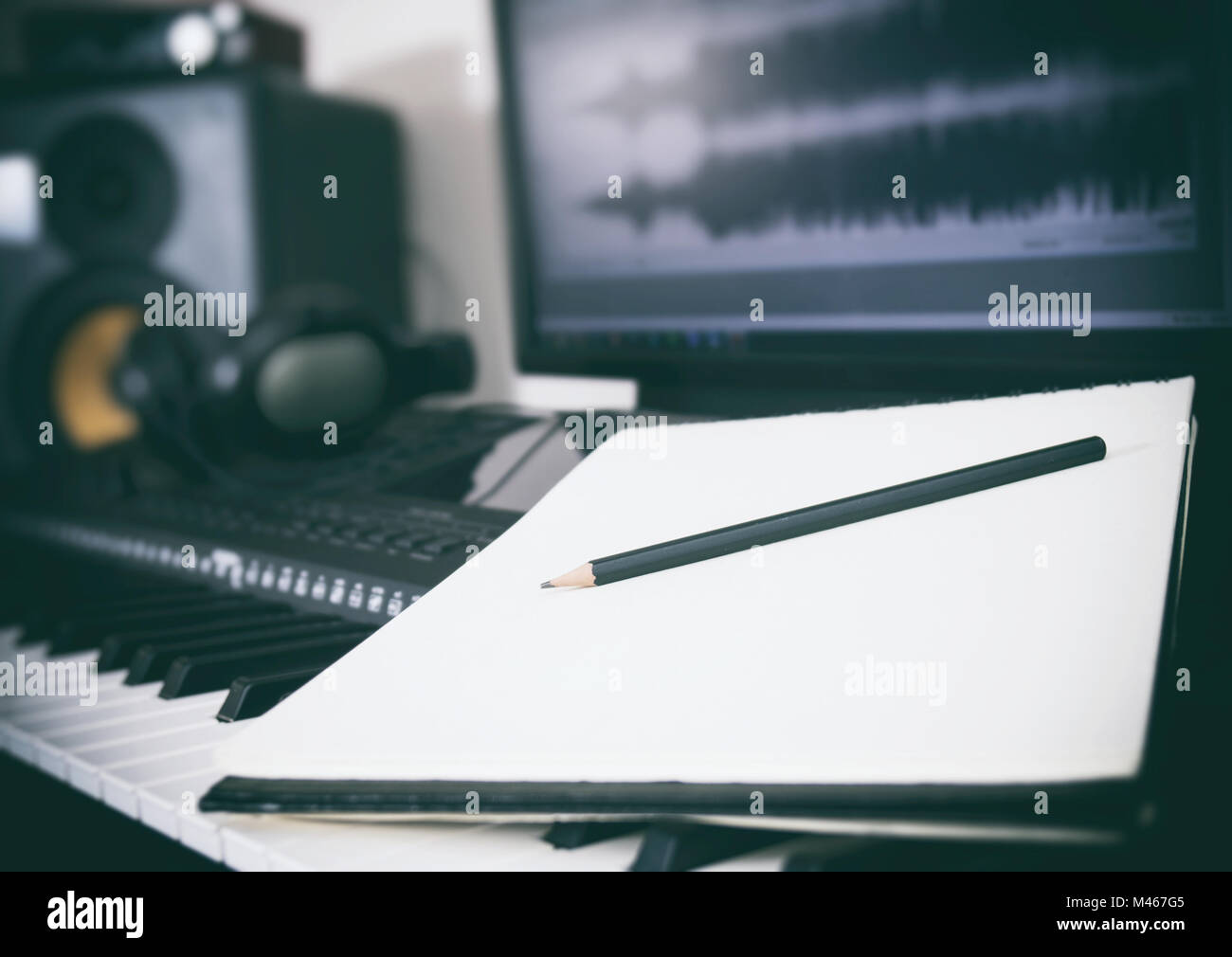 Piano Tastatur, Stift und Blatt. Konzept der Komposition von Songs. Stockfoto