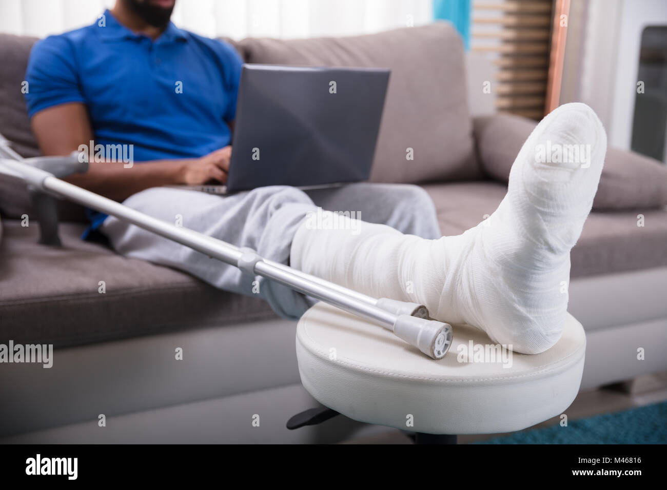 Gips Bein Gebrochen Krücken Mann Stockfotos und -bilder Kaufen - Alamy